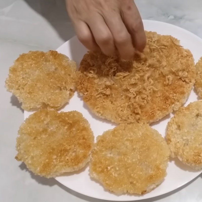 Step 3 Sprinkle pork floss on Fried sticky rice with pork floss