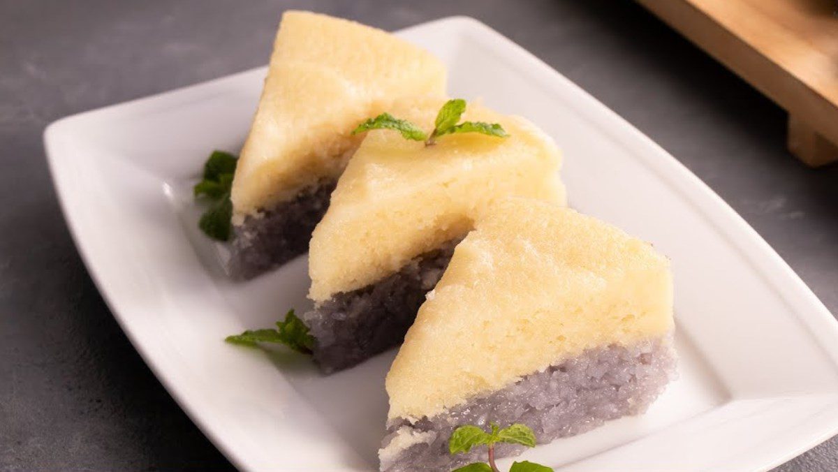 Butterfly pea flower sticky rice with cassava