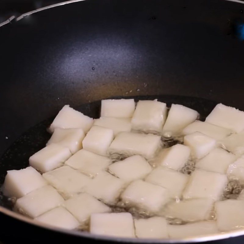 Step 6 Fry the fried dough Fried dough made from ground rice flour