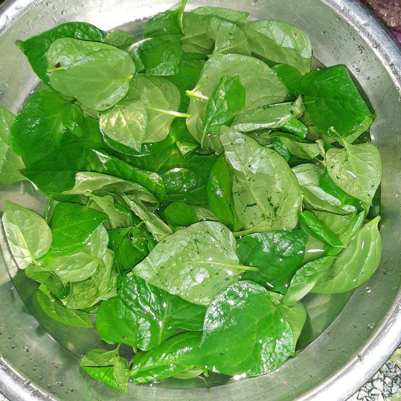 Step 2 Prepare other ingredients for Malabar spinach soup with minced pork