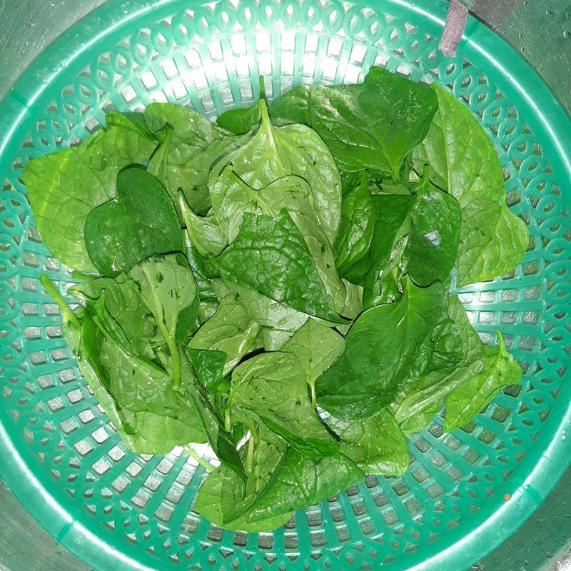 Step 2 Prepare other ingredients for Malabar spinach soup with minced pork