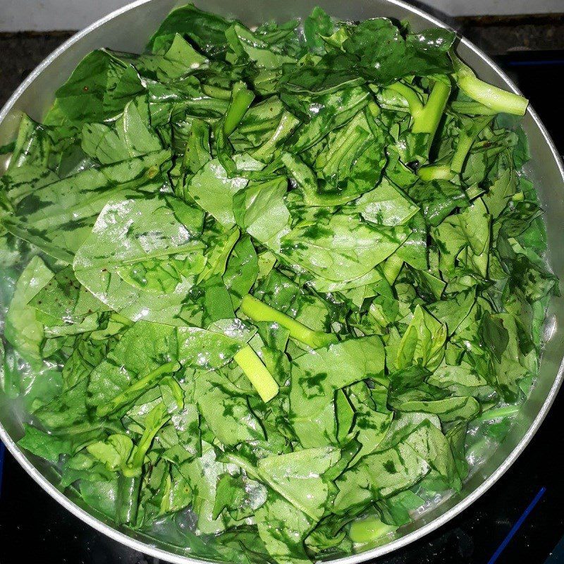 Step 3 Cooking Malabar spinach soup Crab Malabar spinach soup