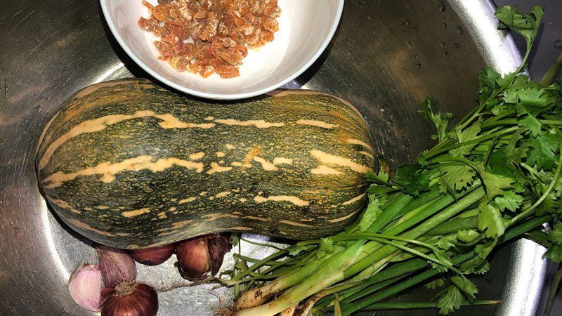 Ingredients for the dish stir-fried pumpkin with dried shrimp