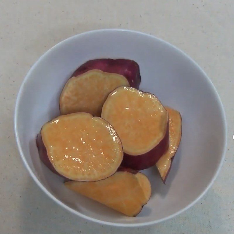 Step 2 Steam sweet potatoes in the microwave Boil sweet potatoes in the microwave (with added water)