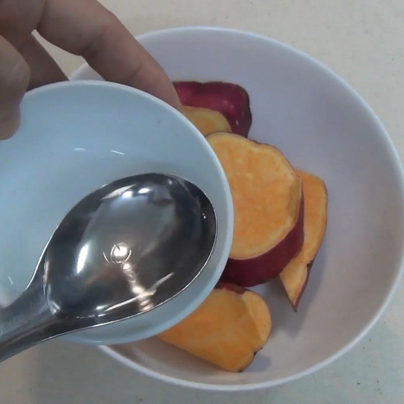 Step 2 Steam sweet potatoes in the microwave Boil sweet potatoes in the microwave (with added water)