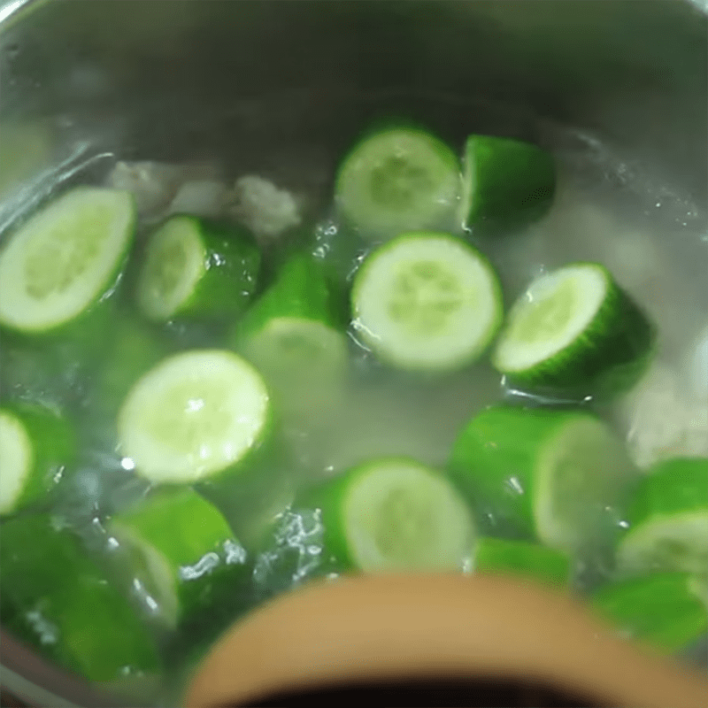 Step 4  Cooking soup Cucumber soup with pork bones