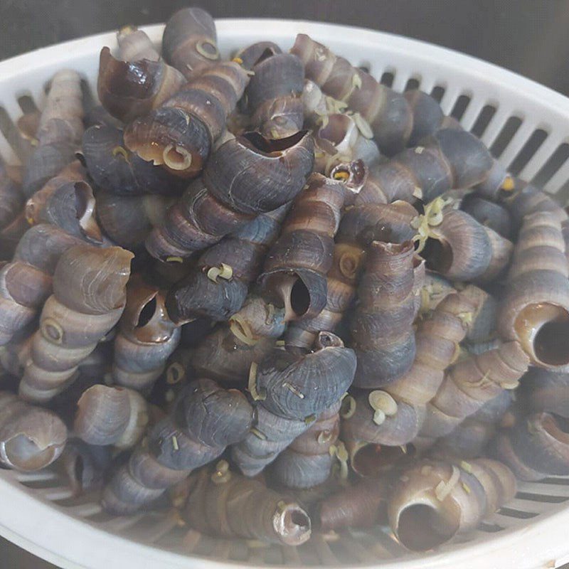 Step 1 Prepare the snails Stir-fried Snails with Coconut (fresh)