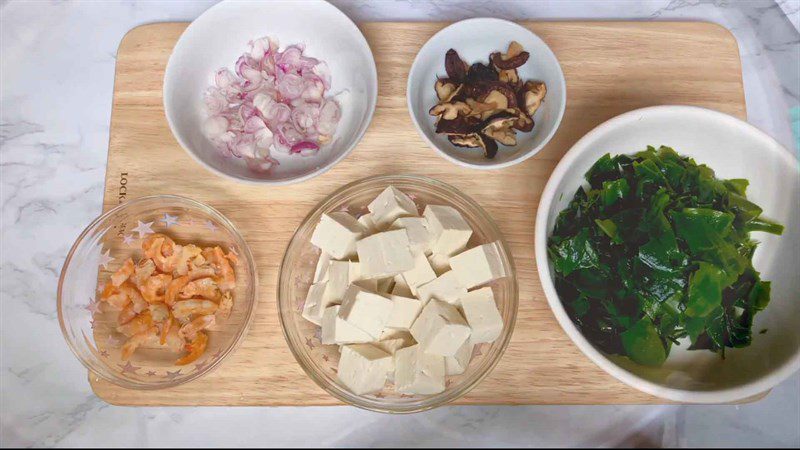 Ingredients for fresh shrimp and dried shrimp seaweed soup