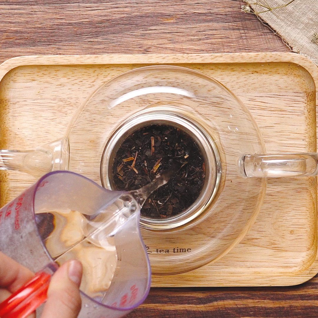 Step 1 Brew black tea for Taiwanese milk tea