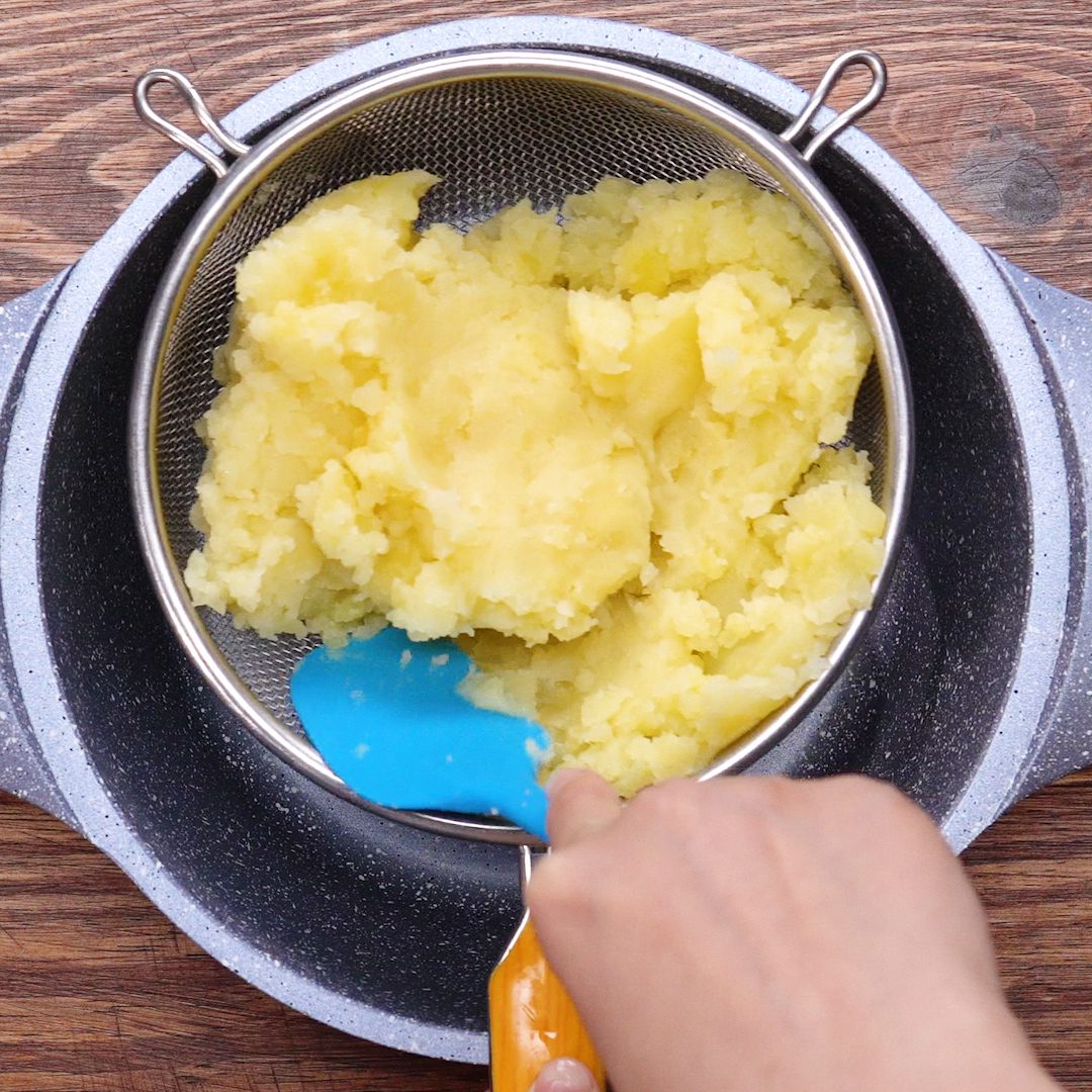 Step 1 Prepare the ingredients for melted cheese potato cake