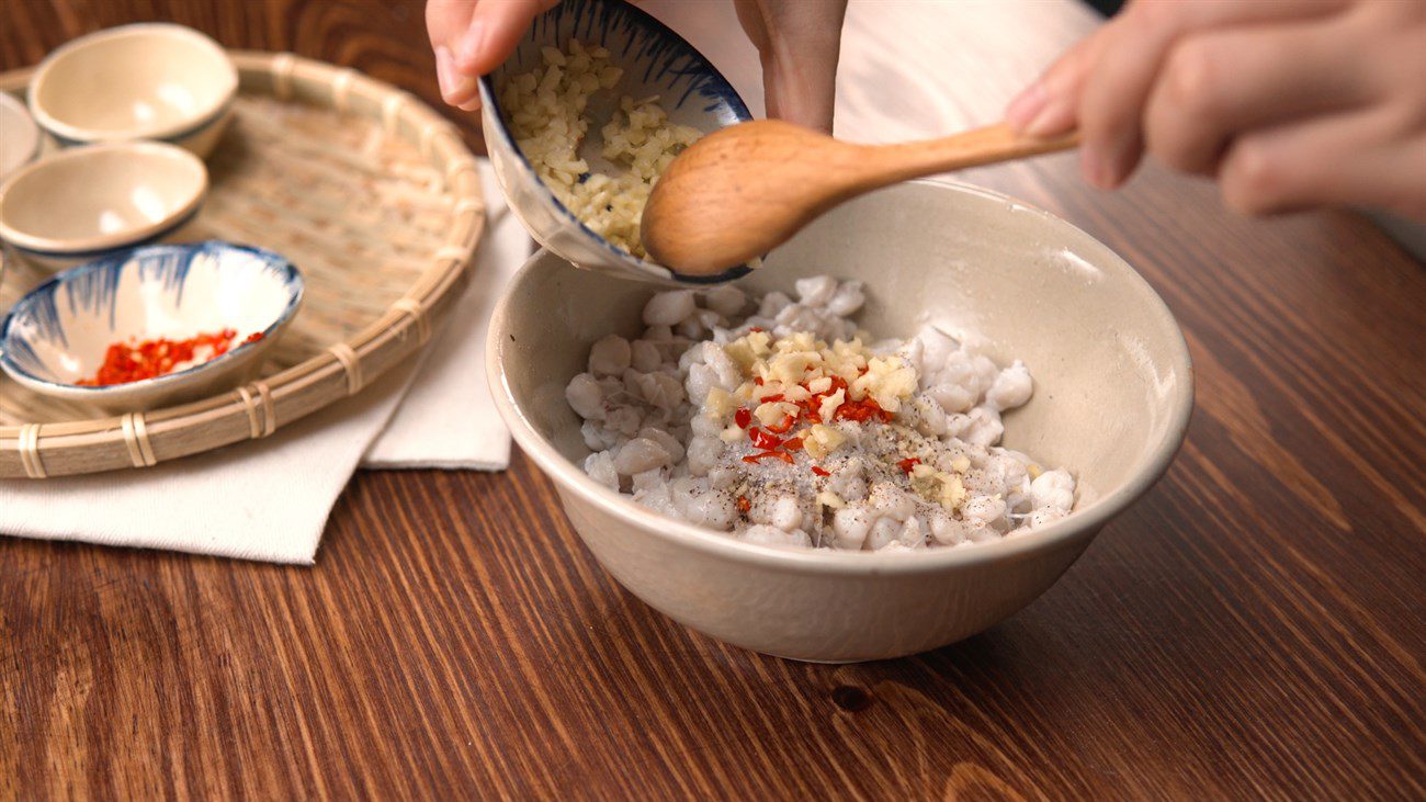 Step 1 Marinate the squid jaws for Stir-fried Squid Jaws with Garlic Butter