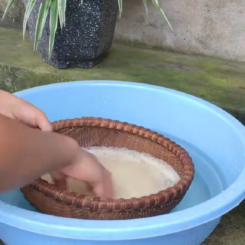 Step 1 Rinse the rice Tai Cake Phu Tho