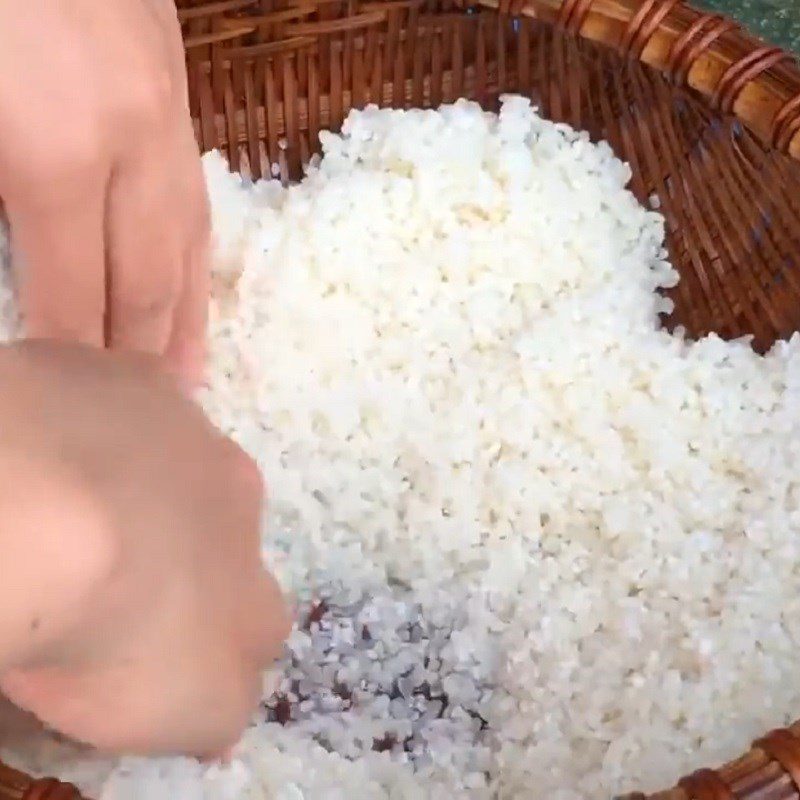 Step 1 Rinse the rice Tai Cake Phu Tho