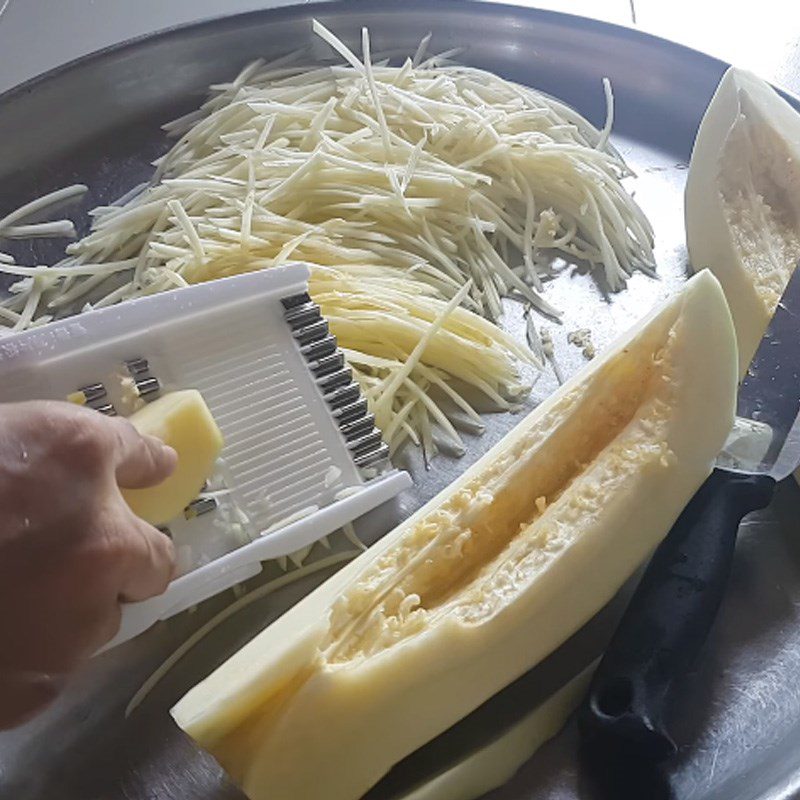 Step 1 Prepare the papaya for papaya soaked in fish sauce