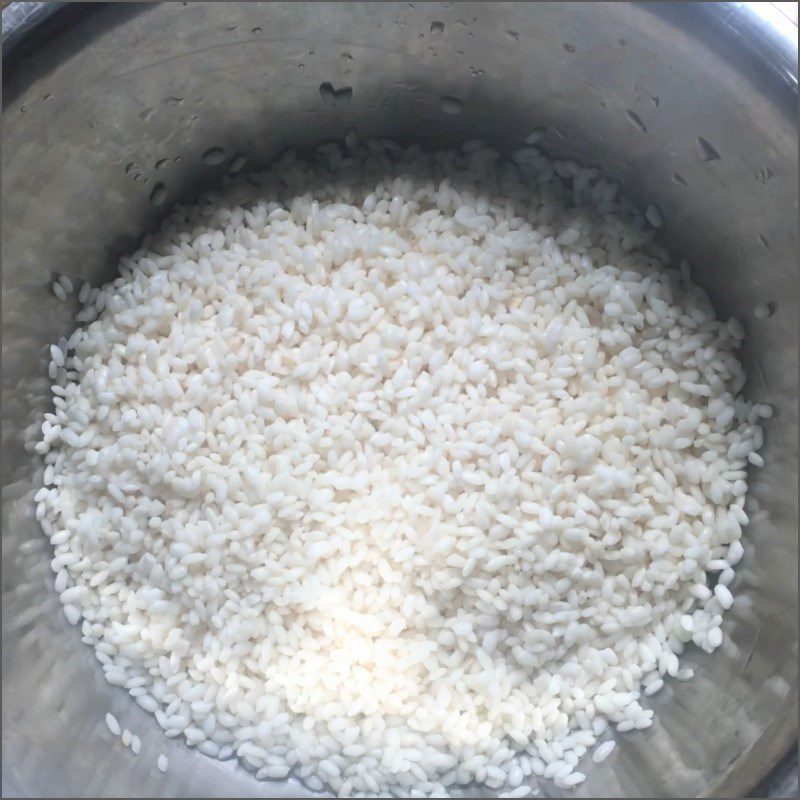 Step 1 Rinse the sticky rice for chicken wrapped in sticky rice using an air fryer