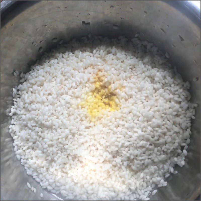 Step 1 Rinse the sticky rice for chicken wrapped in sticky rice using an air fryer