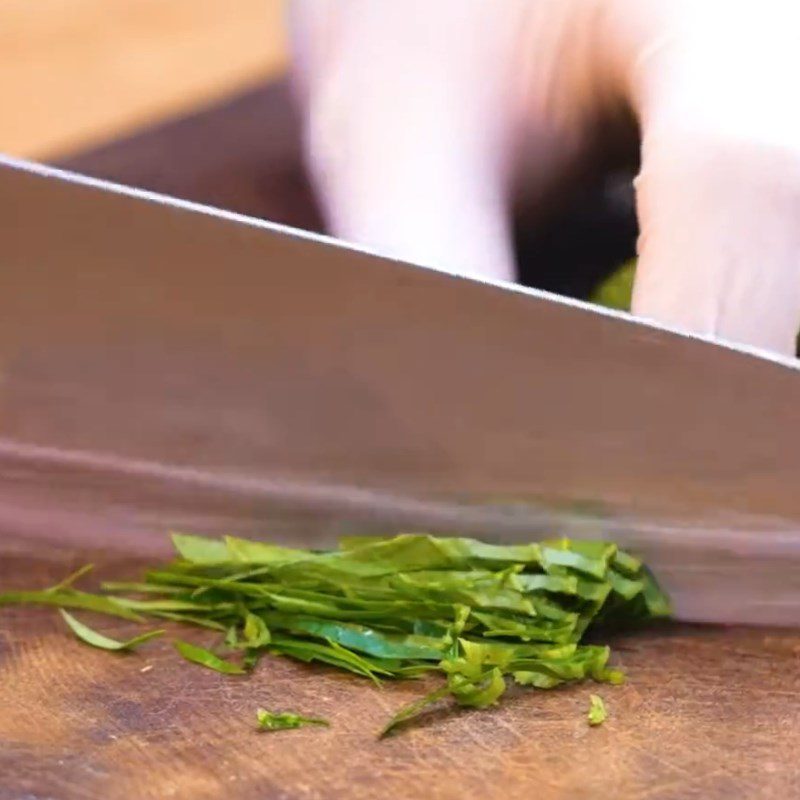 Step 1 Prepare the ingredients for Fried Eggs with Oyster and Pepper Leaf