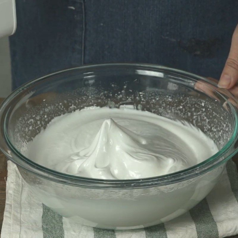 Step 1 Whipping eggs for Swiss meringue for Santa Claus