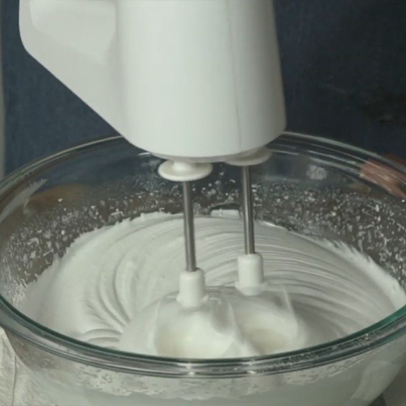 Step 1 Whipping eggs for Swiss meringue for Santa Claus