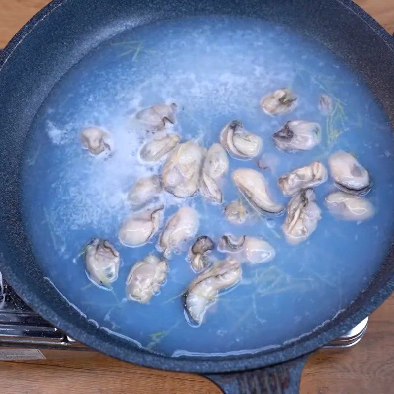 Step 2 Blanch the oysters Fried oyster eggs with betel leaves