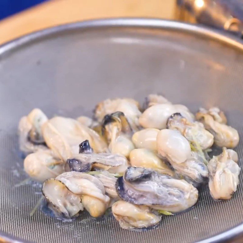 Step 2 Blanch the oysters Fried oyster eggs with betel leaves