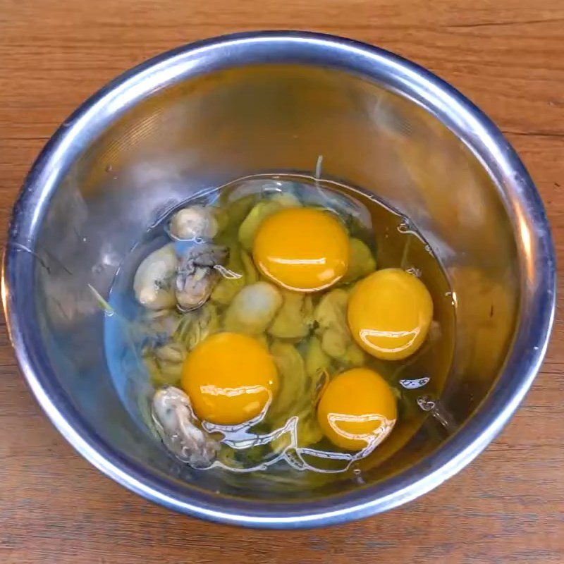 Step 3 Beat eggs with oysters and betel leaves Fried oyster eggs with betel leaves