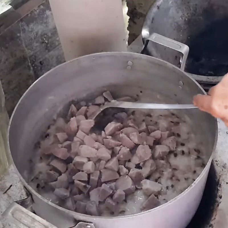 Step 3 Cooking the dessert White mung bean dessert with taro and coconut milk