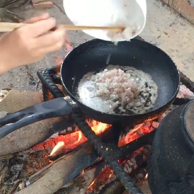 Step 3 Stir-fry the filling for Phu Tho cake