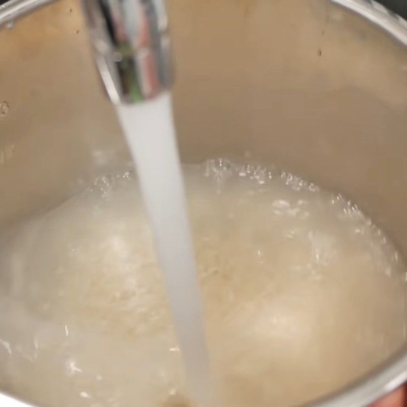 Step 1 Rinse the rice Cooking rice with an electric pressure cooker