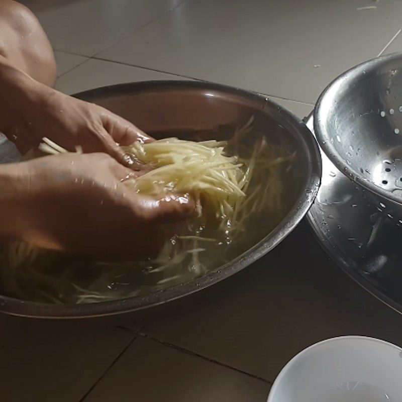 Step 1 Prepare the papaya for papaya soaked in fish sauce