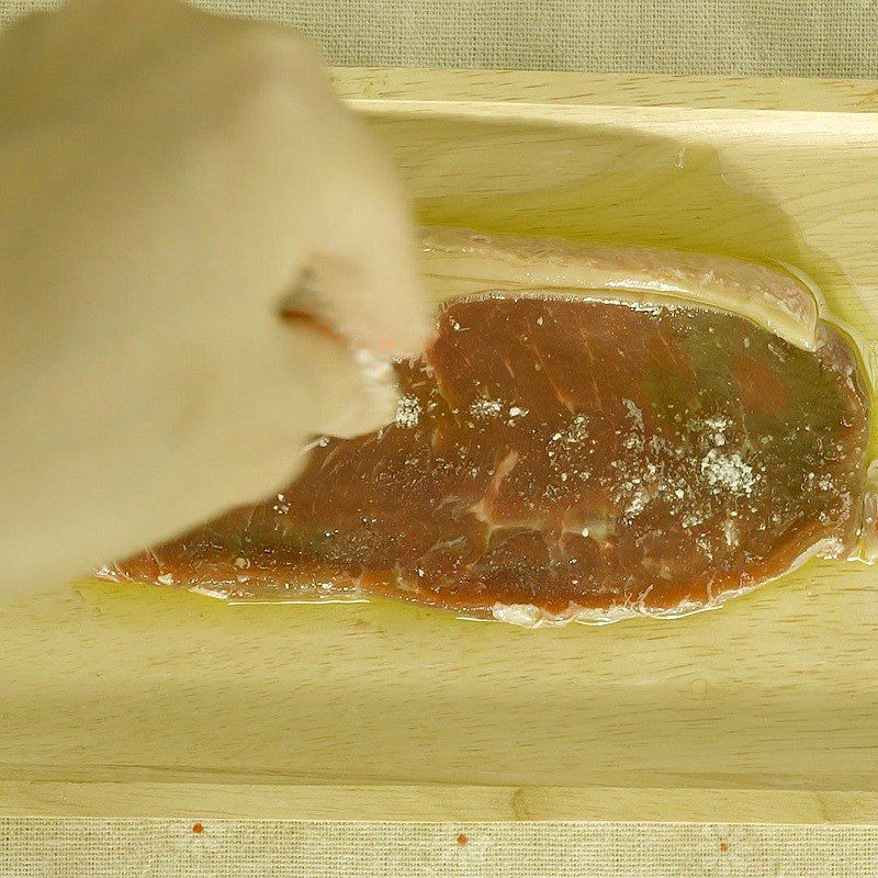 Step 1 Prepare and marinate the beef Beefsteak with mushroom cream sauce