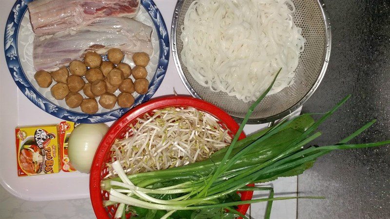 Ingredients for beef pho using a pressure cooker