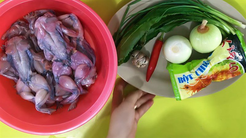 Ingredients for stir-fried frog with onions