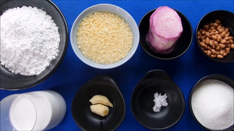 Ingredients for the dish of sweet potato and cassava sticky rice