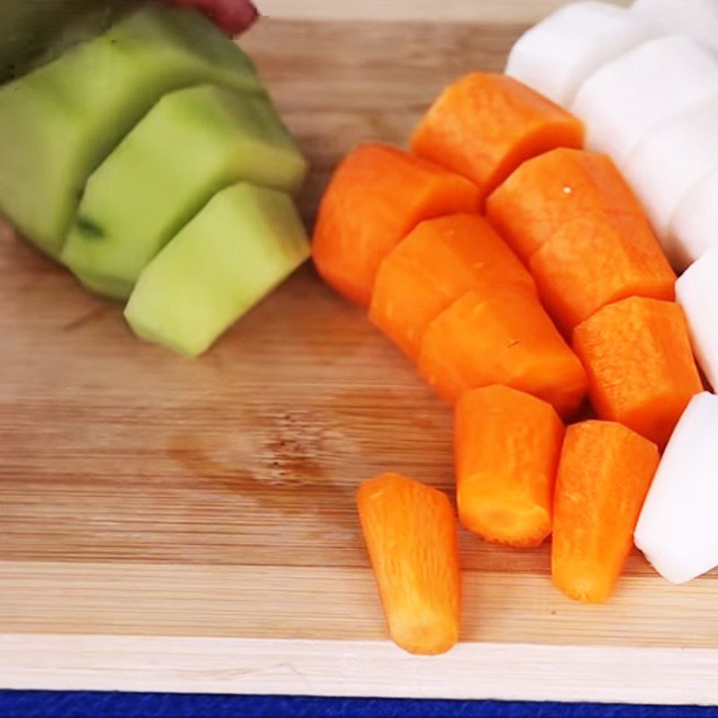 Step 1 Prepare the vegetables for sour and spicy vegetarian hot pot