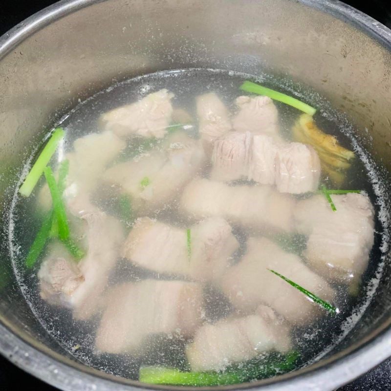 Step 2 Blanch the meat for Braised pork with quail eggs and coconut water