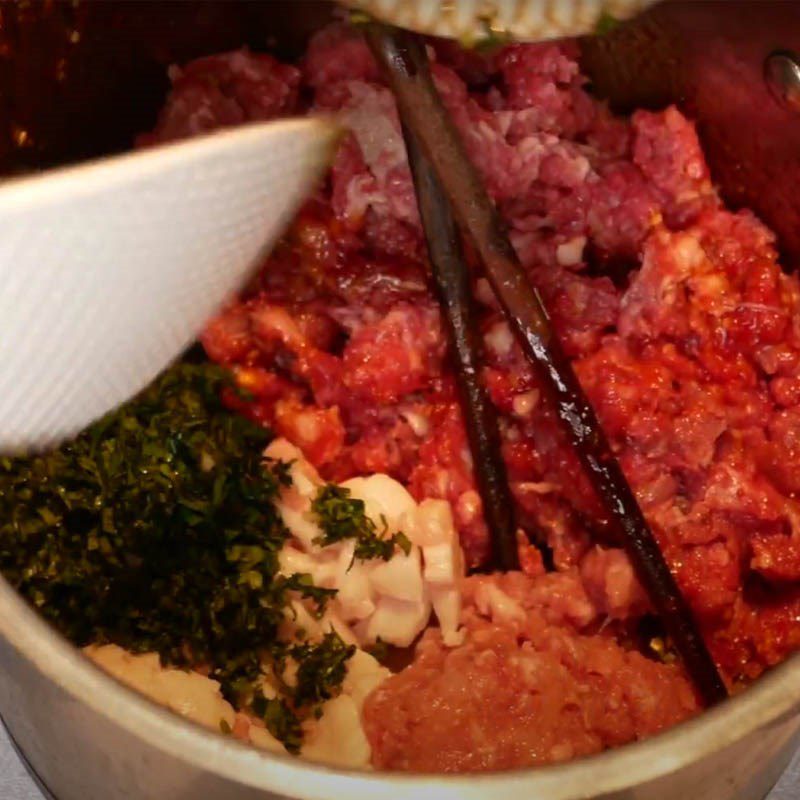 Step 3 Marinate and mix the meat for beef wrapped in betel leaves using an air fryer