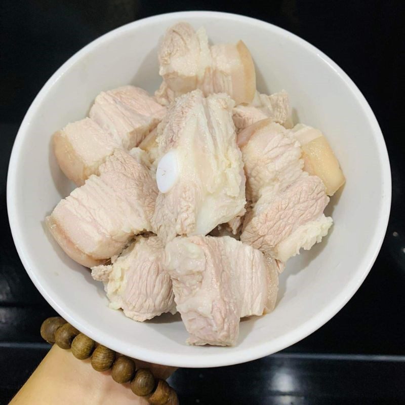 Step 2 Blanch the meat for Braised pork with quail eggs and coconut water