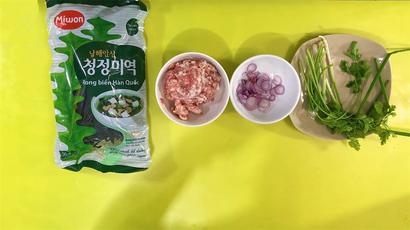 Ingredients for minced pork seaweed soup, pork rib seaweed soup