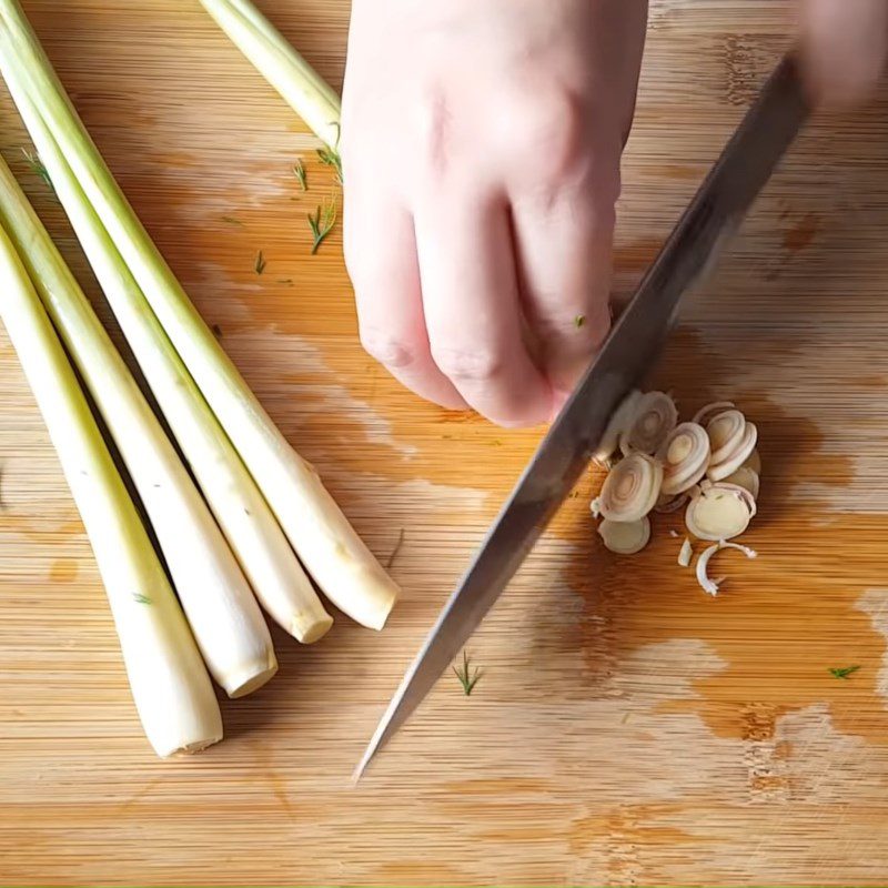 Step 1 Prepare the marinating ingredients for steamed red tilapia with lemongrass