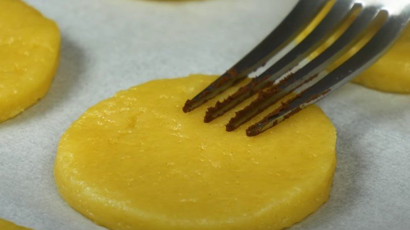 Place the fork into the cocoa powder.