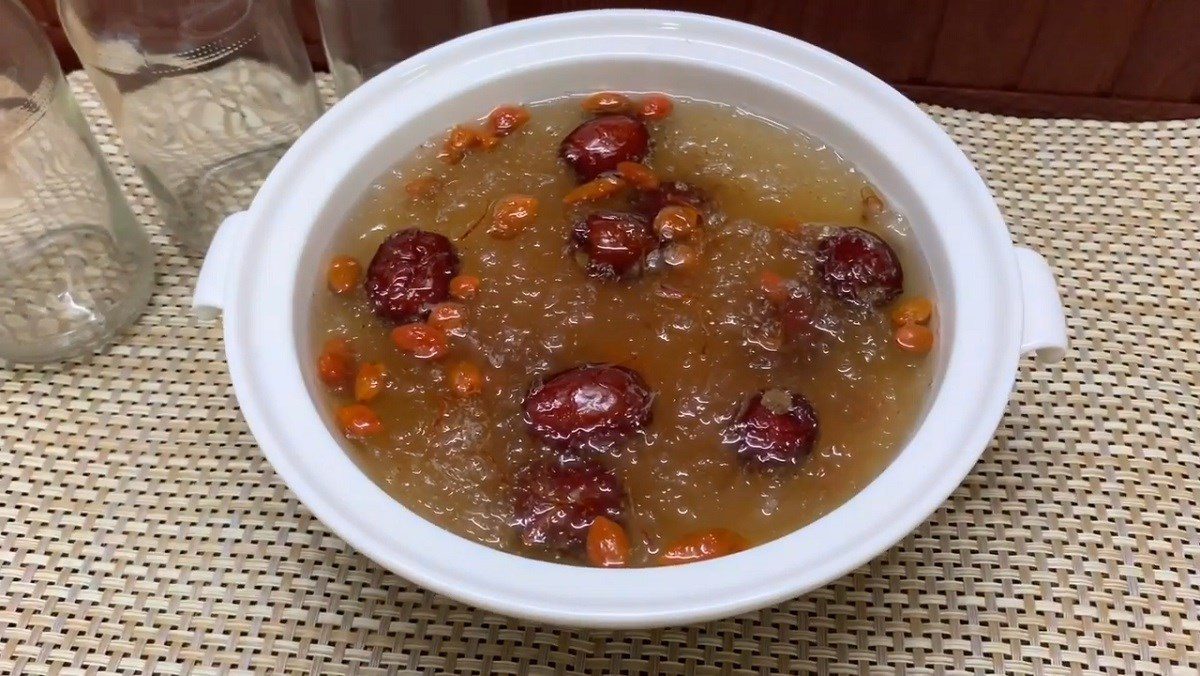 Steamed bird's nest with red apple and goji berries