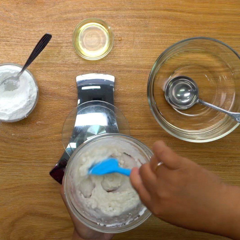 Step 2 Mix the cake dough for the black sugar tapioca mooncake