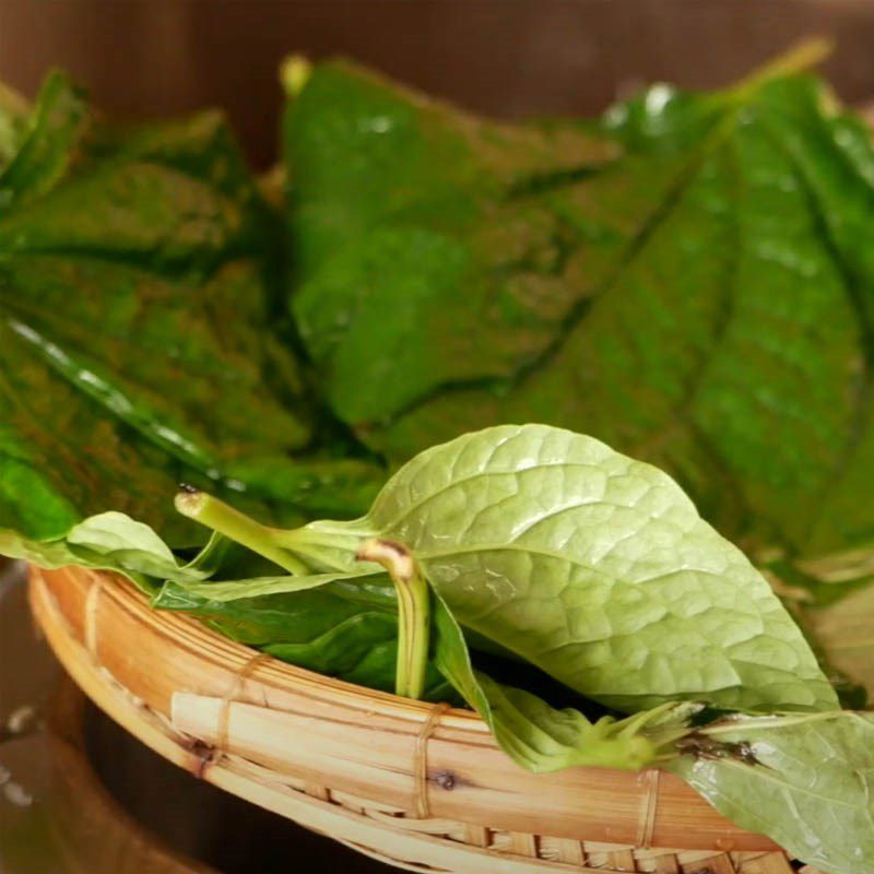 Step 1 Prepare the betel leaves and scallions for Grilled Beef Wrapped in Betel Leaf using an air fryer