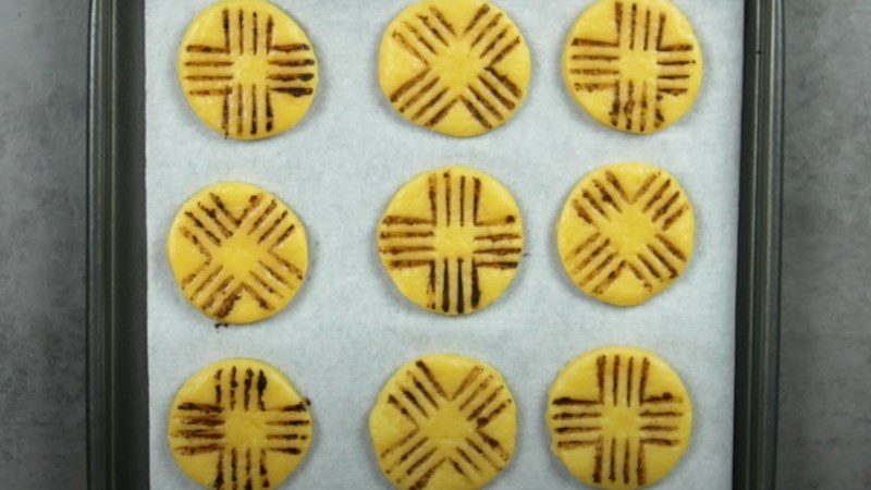 Press the fork onto the cookie 4 times to create firework shape