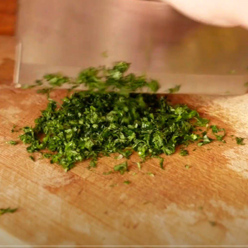 Step 1 Prepare the betel leaves and scallions for Grilled Beef Wrapped in Betel Leaf using an air fryer