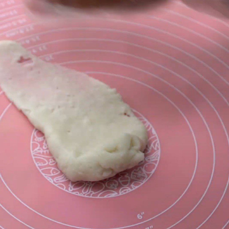 Step 2 Mix the cake dough for the black sugar tapioca mooncake