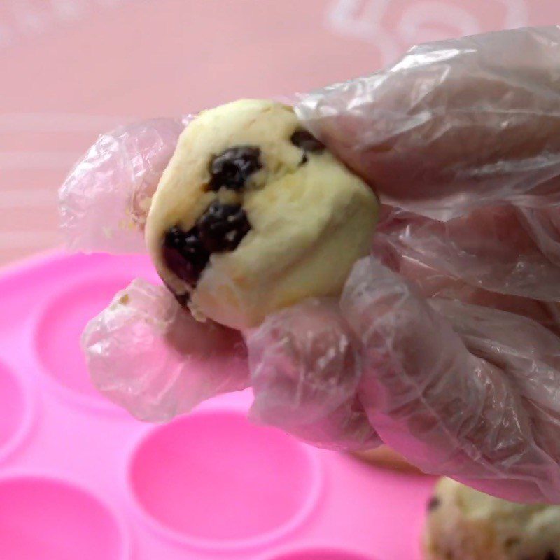 Step 3 Shape the cake for the black sugar tapioca mooncake