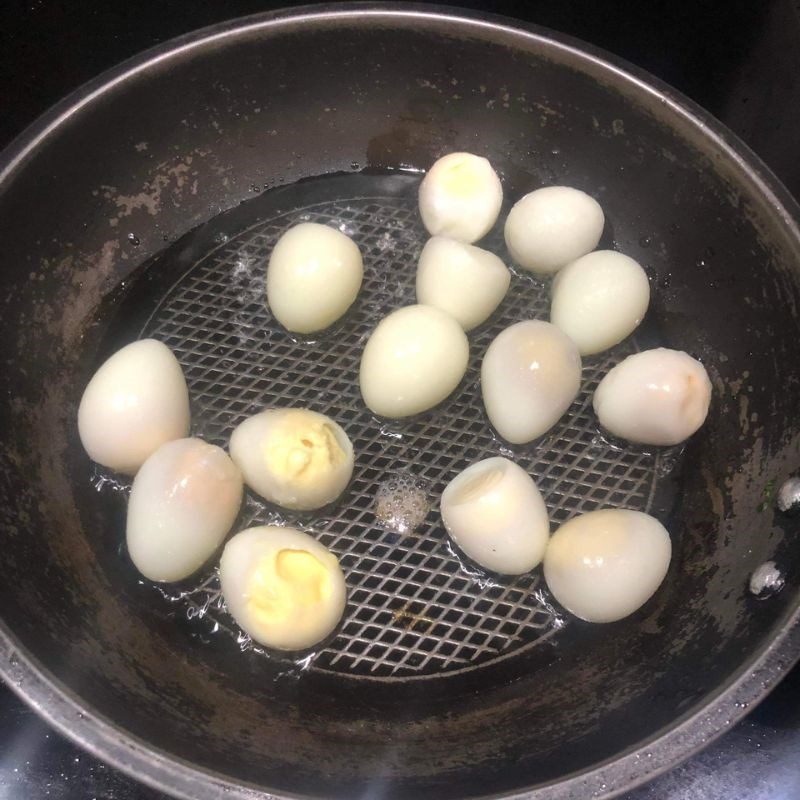 Step 4 Fry the quail eggs Pork belly with quail eggs in coconut water