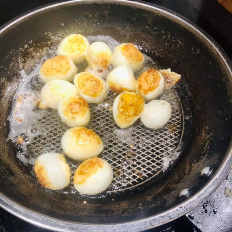 Step 4 Fry quail eggs Braised pork with quail eggs in coconut water